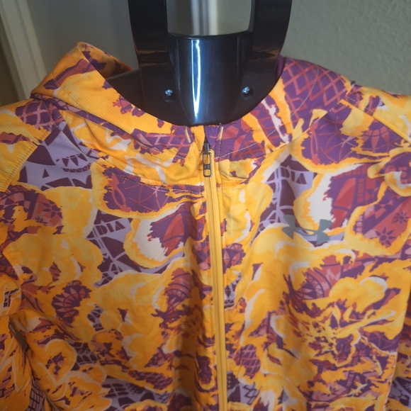 Under Armour Women"s Running  Jacket. Size L - Picture 3 of 6